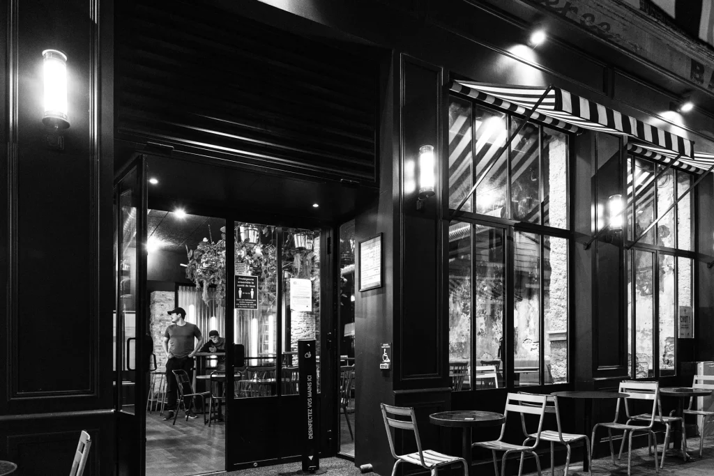 black and white photo of the entrance of the bar le Commerce in Lyon