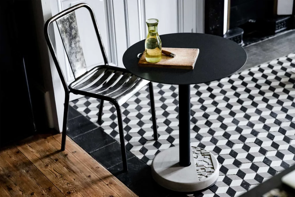 la table ronde Donut en table de cuisine dont la base en béton se marie très bien avec du parquet ou du carrelage