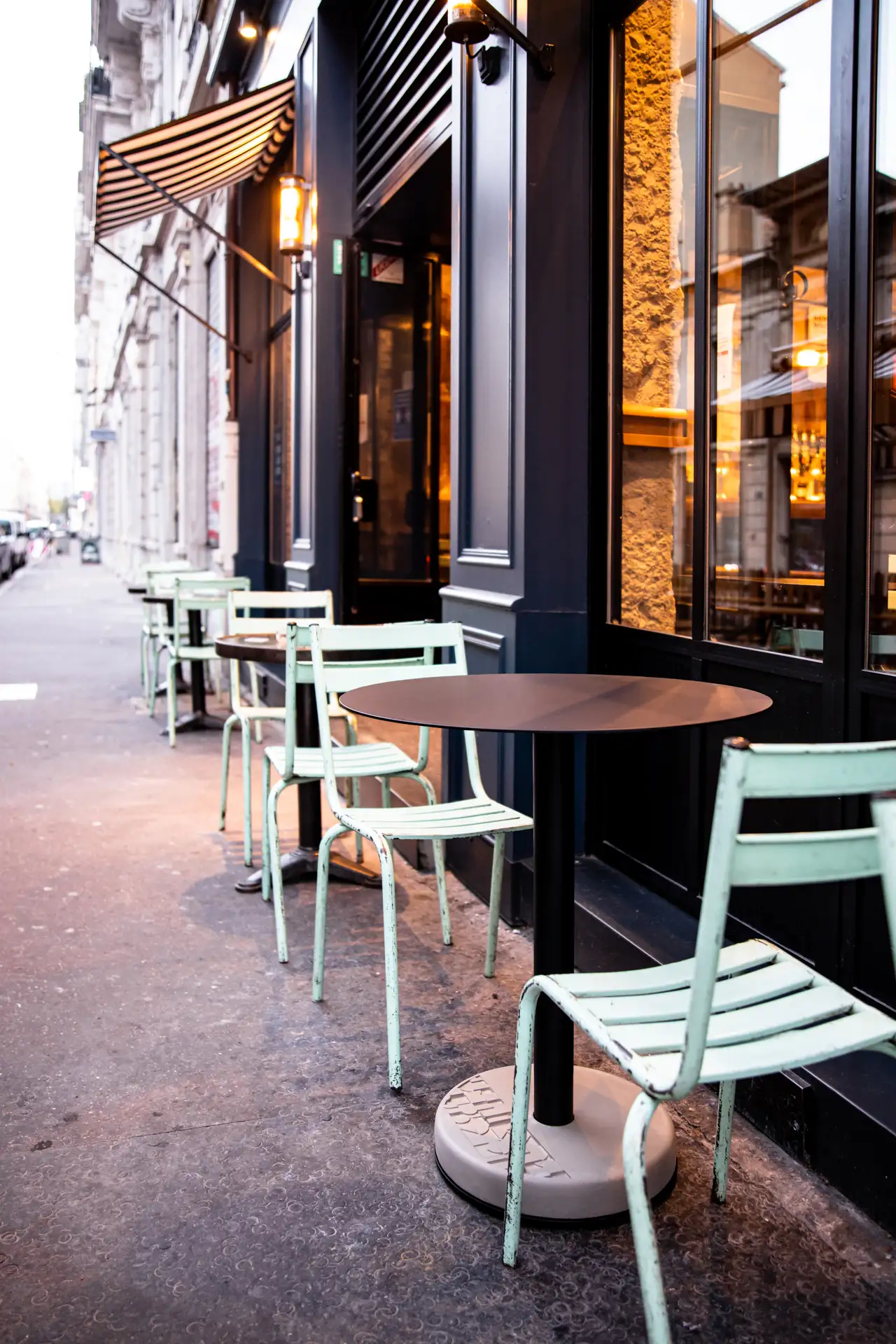 Donuts tables are perfect for outdoor use because they are light and strong thanks to the use of aluminum and concrete