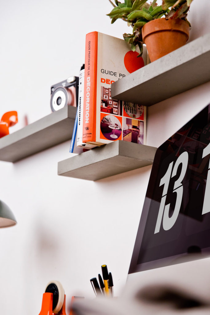 With the invisible mounting system, the Sliced concrete shelves are perfect above a desk for telecommuting