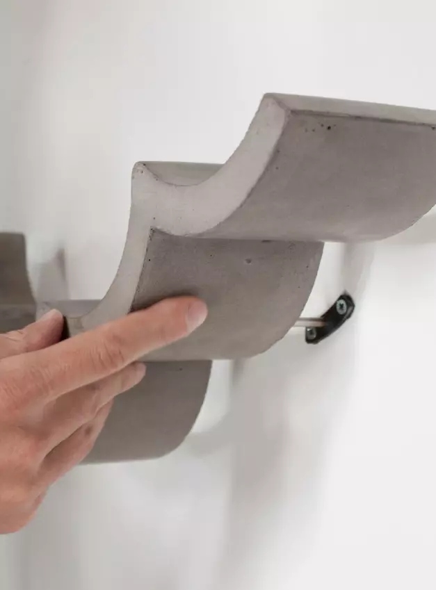 Zoom on the solid binding system for the "Cloud" concrete design shelf 