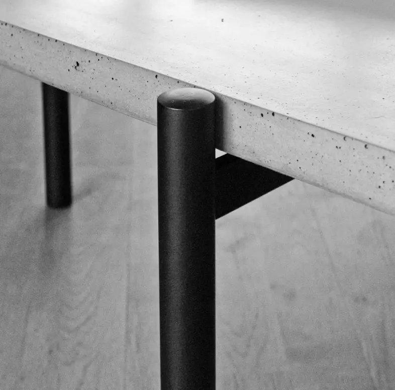 zoom sur le piétement en métal de la table basse rectangulaire en béton d'Alexandre Dubreuil pour Lyon béton