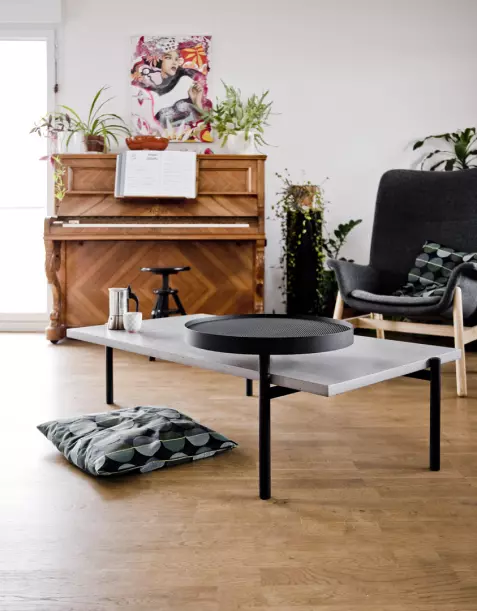 Alexandre Dubreuil dessine une table basse pivotante en béton avec un plateau pivotant ultra pratique