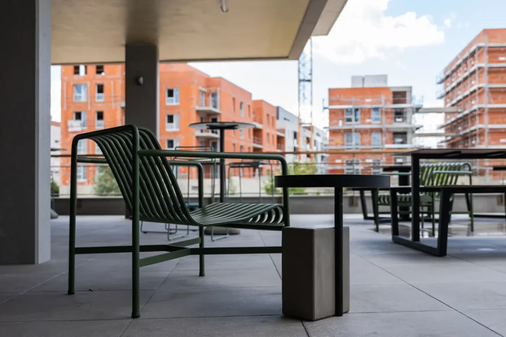 Terrasse agrémentée de fauteuils d'extérieur en métal et de la table d'appoint Twist et son plateau pivotant