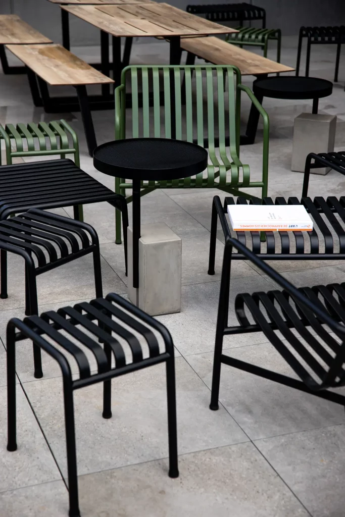 Table d'appoint en béton fibré autour d'ottomans et fauteuils en métal des designer Ronan et Erwan Bouroullec