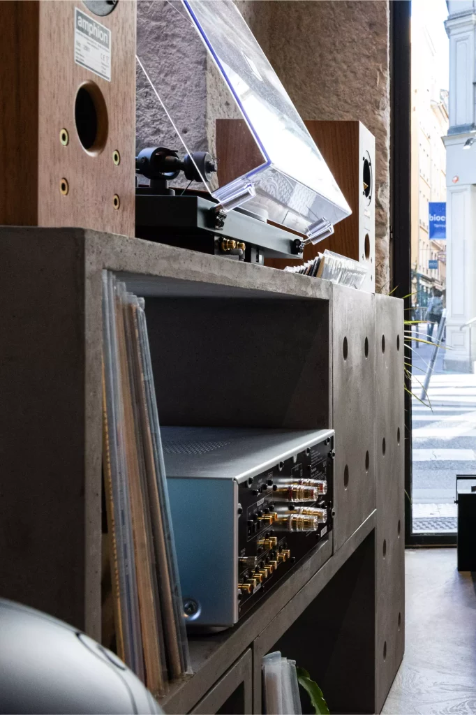 Notre meuble en béton fait de cubes ouverts et parfait pour passer les câbles entre vos différents éléments hi-fi