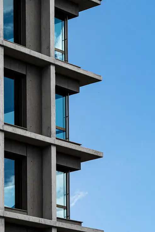 Façade brutaliste en béton brut, architecture des années 1960