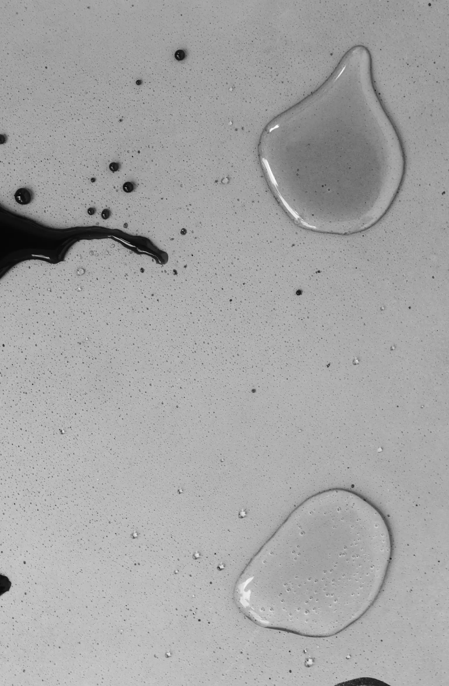 Eau qui perle sur une surface en béton traité hydrofuge — test d'entretien