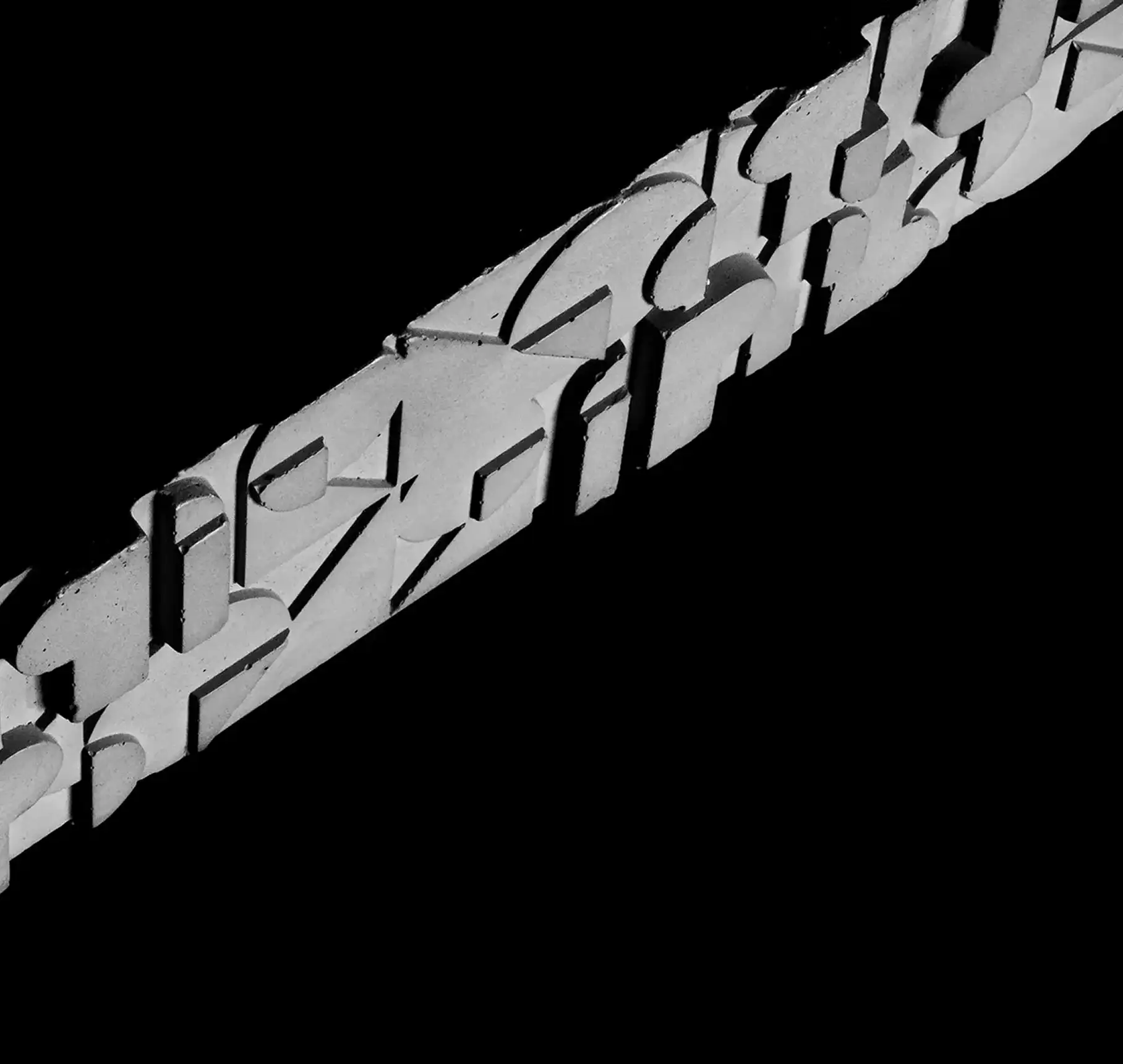 Détail de la surface sculptée de la table basse Curb en béton — Lyon Béton