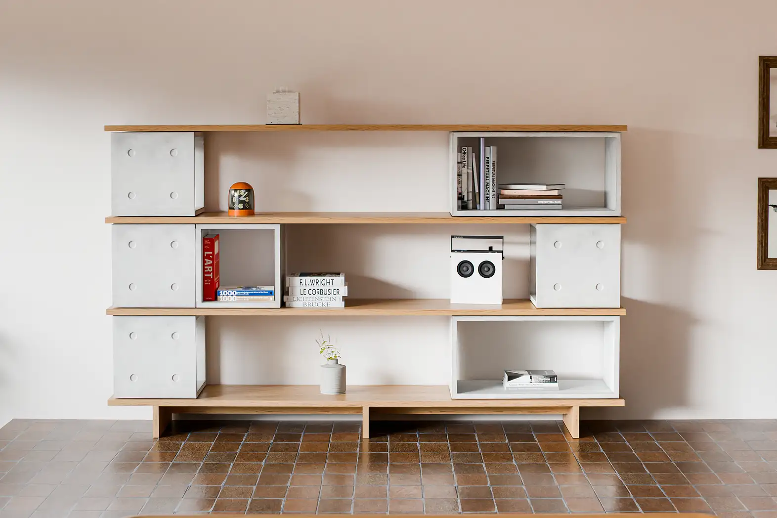 Système Dice en béton sur étagère en bois, livres de design et d'architecture — Lyon Béton