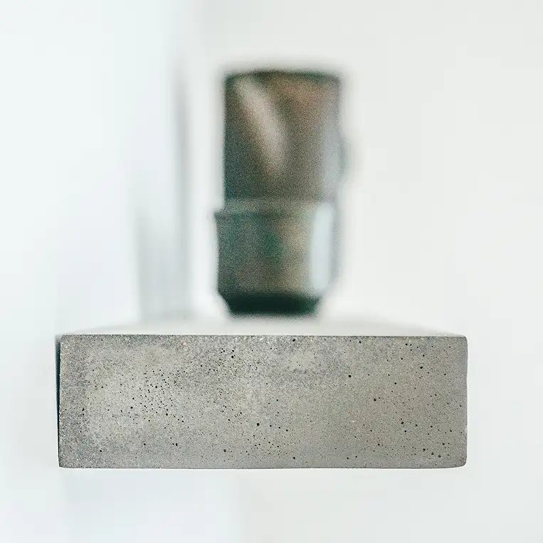 Étagère en béton design fixée au mur, vue de face sur fond blanc — Lyon Béton