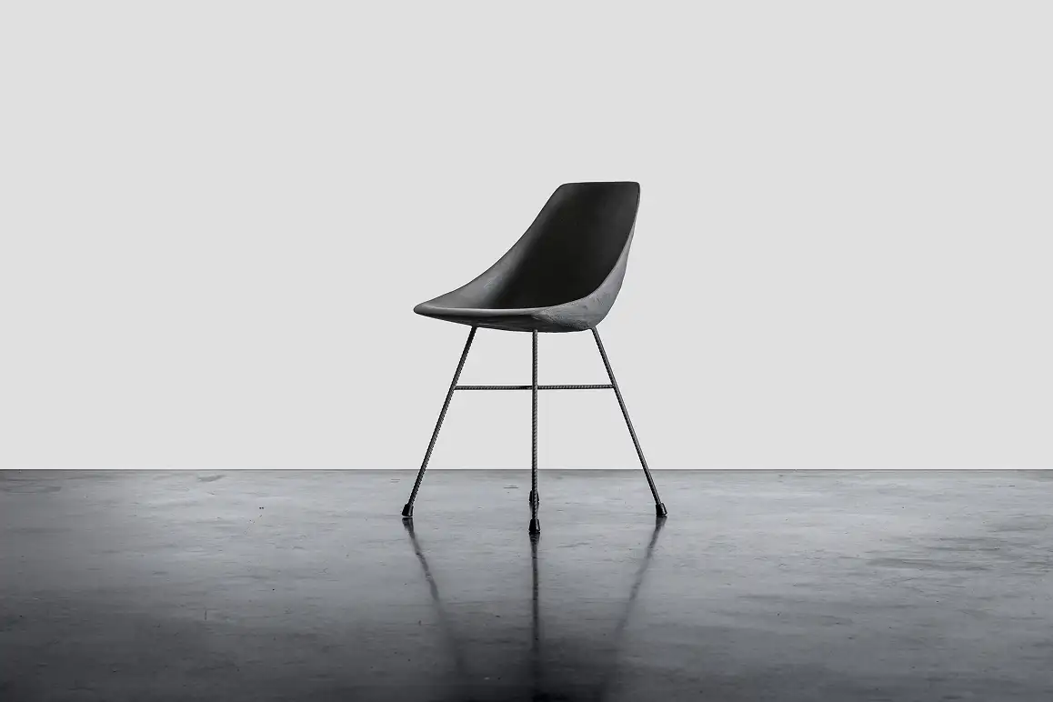 Chaise Hauteville en béton anthracite avec pieds en fer à béton apparents — Lyon Béton
