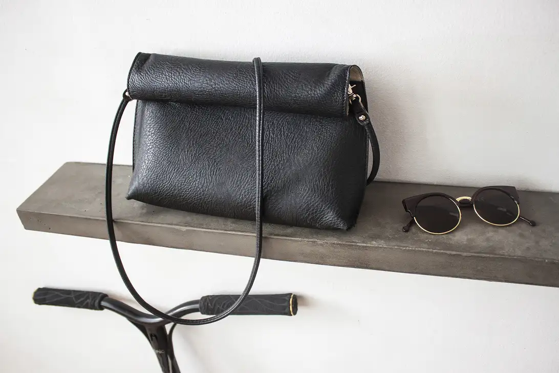 Étagère Sliced 900 en béton avec sac en cuir noir et lunettes de soleil — Lyon Béton