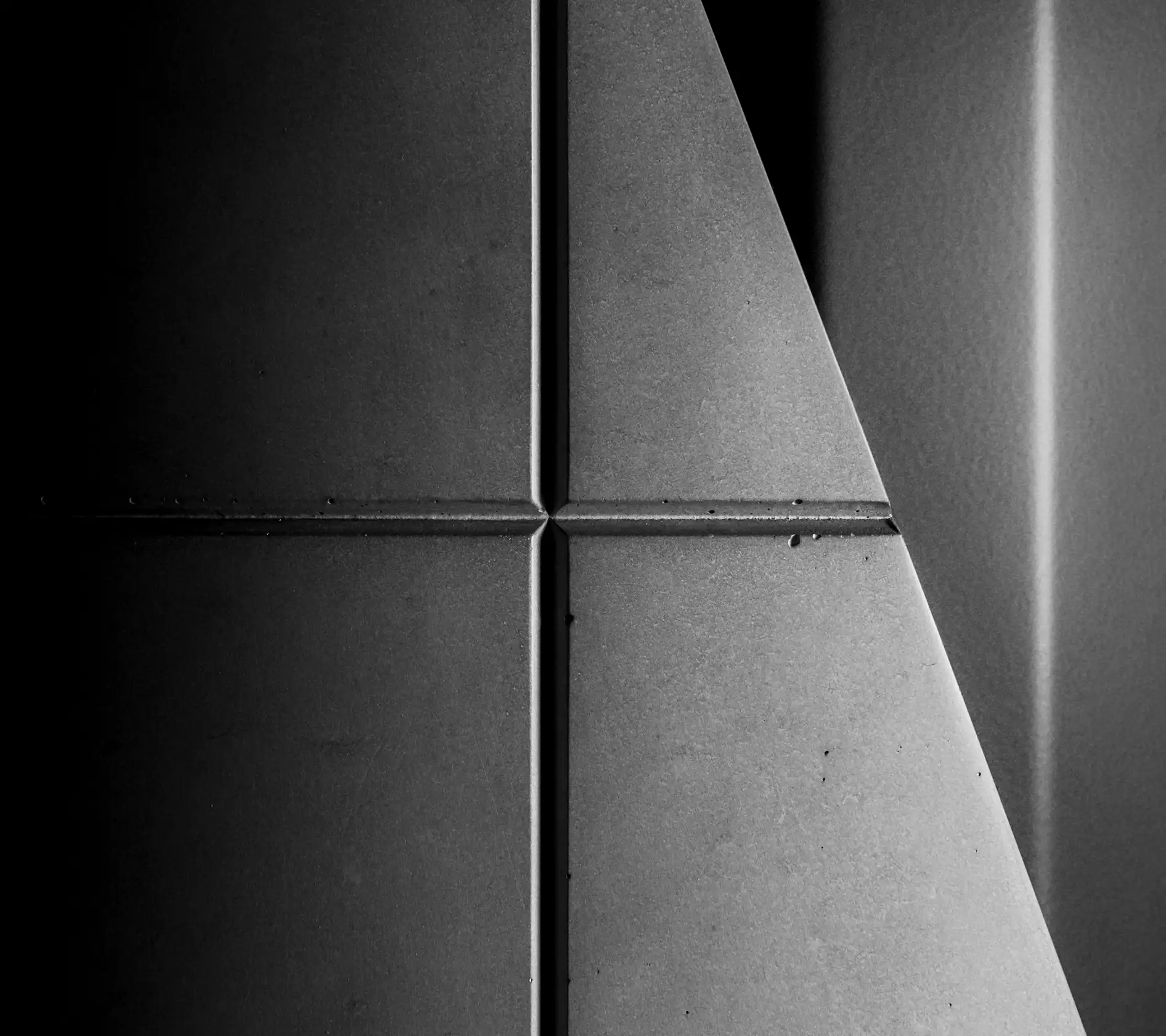 Surface de béton poli avec jeu de lumière, meuble design Lyon Béton