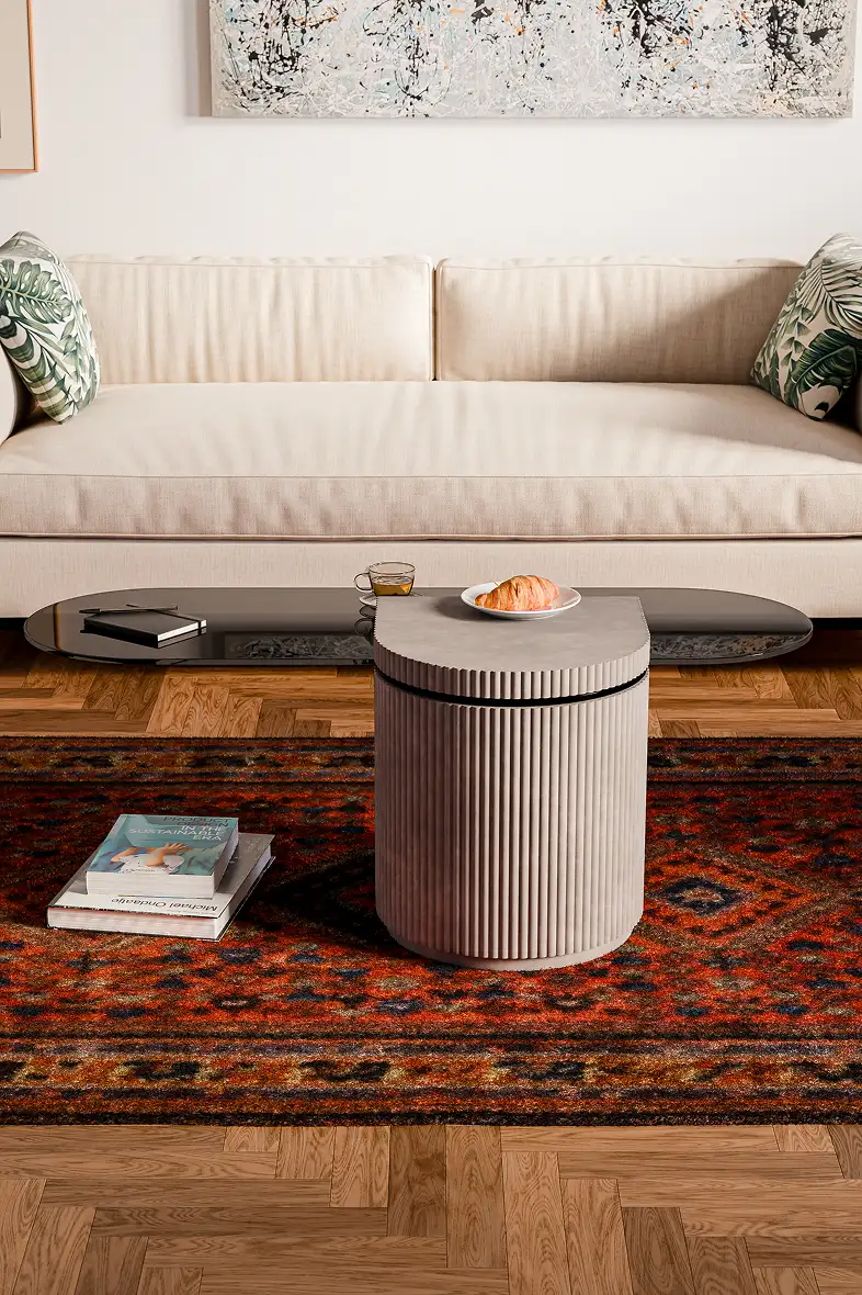 Table basse en béton dans un salon chaleureux avec tapis et parquet bois