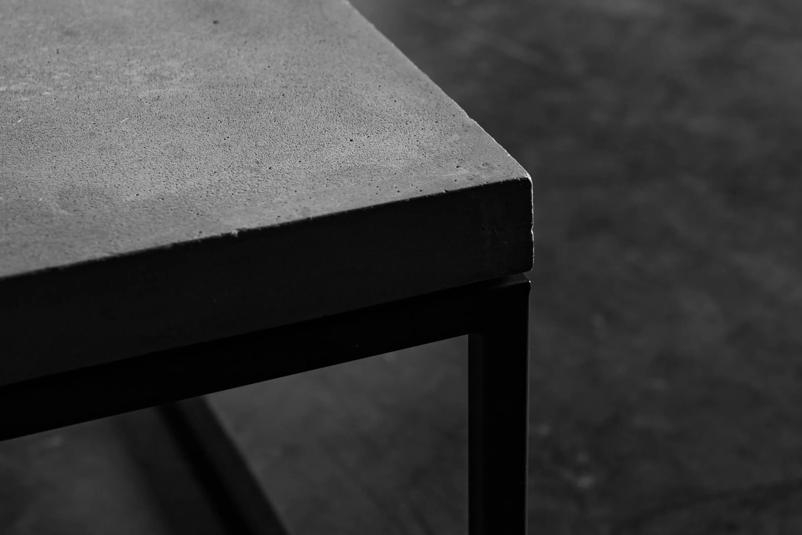 Gros plan sur la texture de béton brut, microbulles et variations naturelles — Lyon Béton