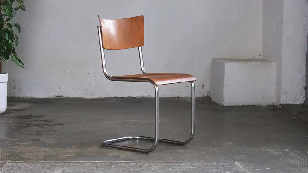 Chaise Thonet Freischwinger S43, design Bauhaus en bois et acier chromé, Mart Stam