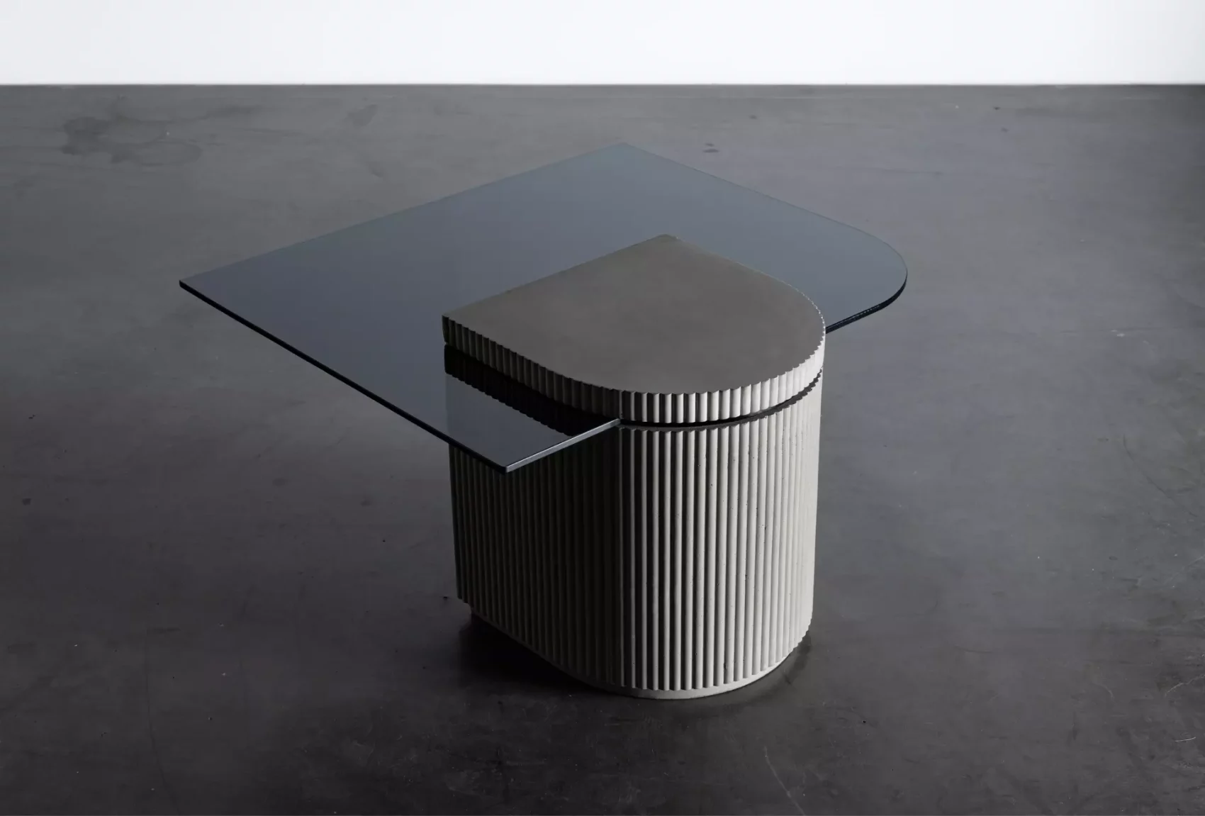 table basse en béton du designer Bertrand Jayr avec plateau en verre réversible