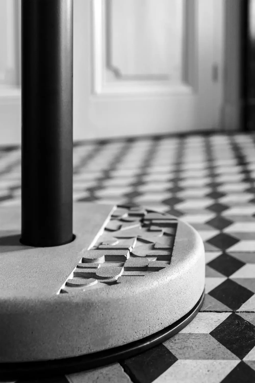 Base en béton mise en valeurs par l'ajout d'un motif en béton inspiré par le design du Bauhaus