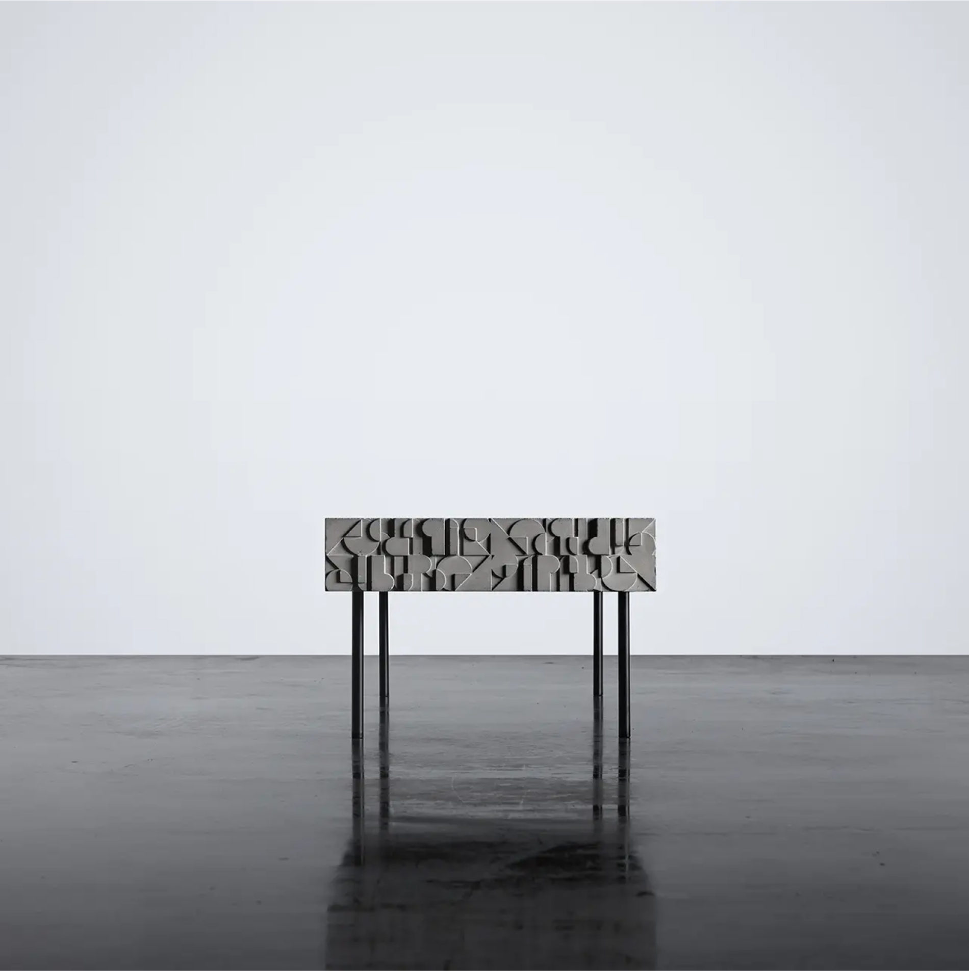 table basse en béton avec ornementation art déco par le designer Bertrand Jayr