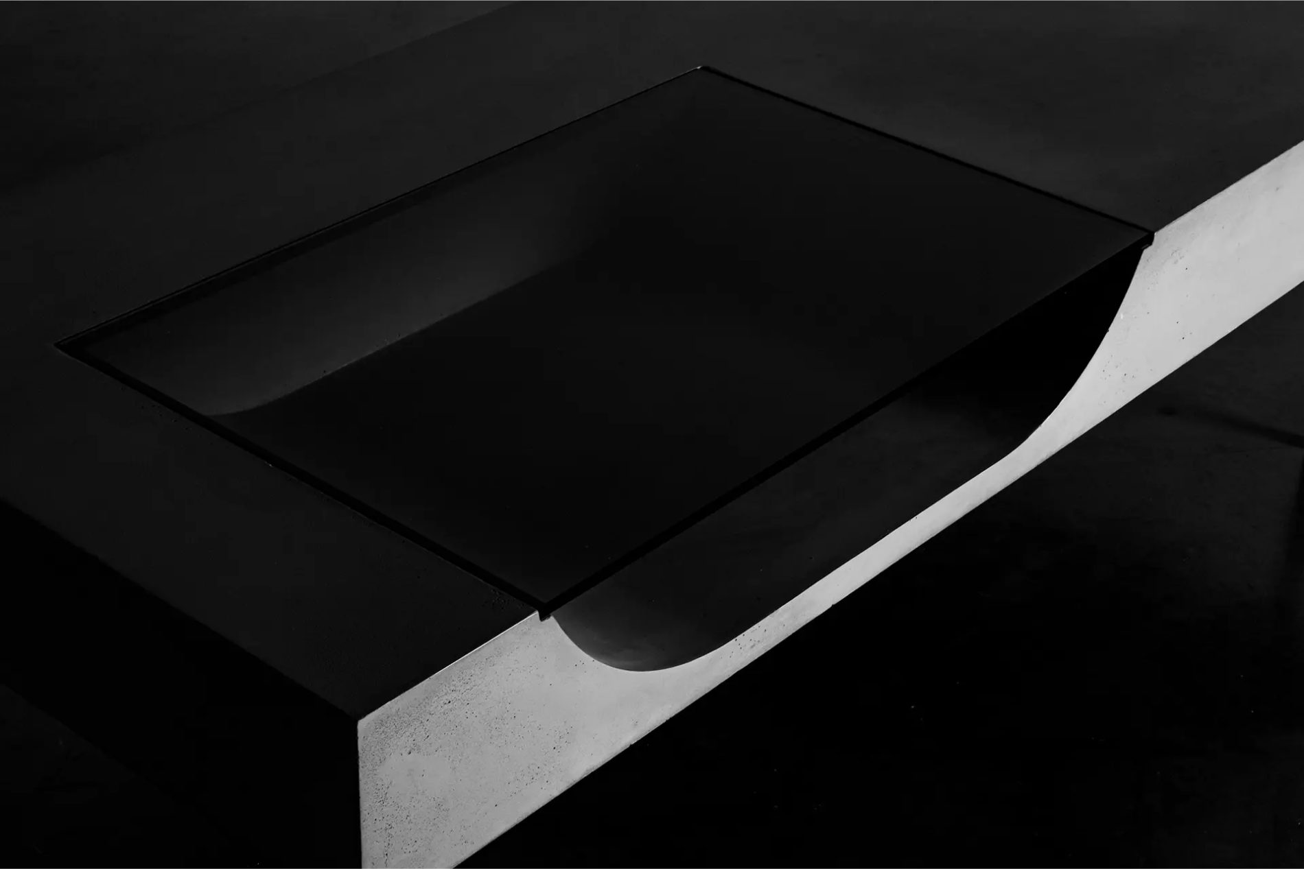 Table basse en béton avec plateau en verre inspirée par l'école du Bauhaus