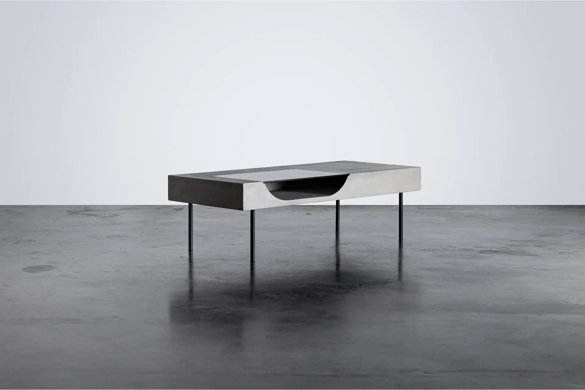 Table basse moderne en béton  avec une niche de rangement du designer Bertrand Jayr pour Lyon béton