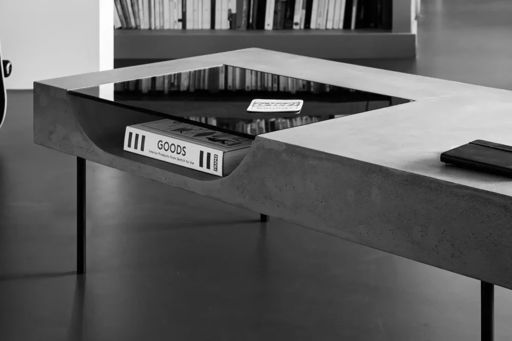 Table basse moderne en béton avec une niche de rangement du designer Bertrand Jayr pour Lyon béton