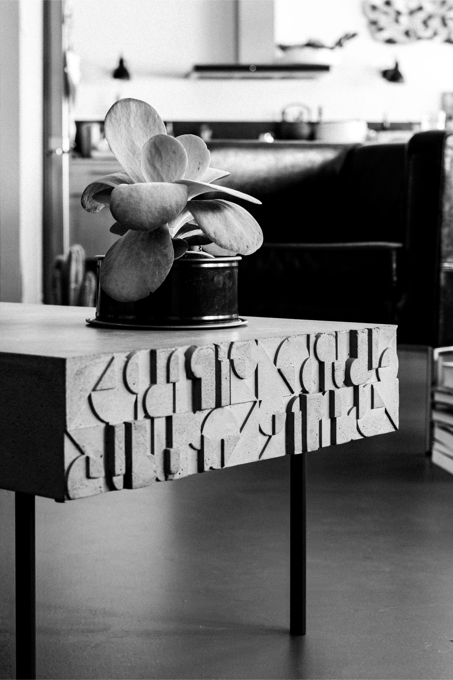 table basse en béton avec ornementation art déco par le designer Bertrand Jayr