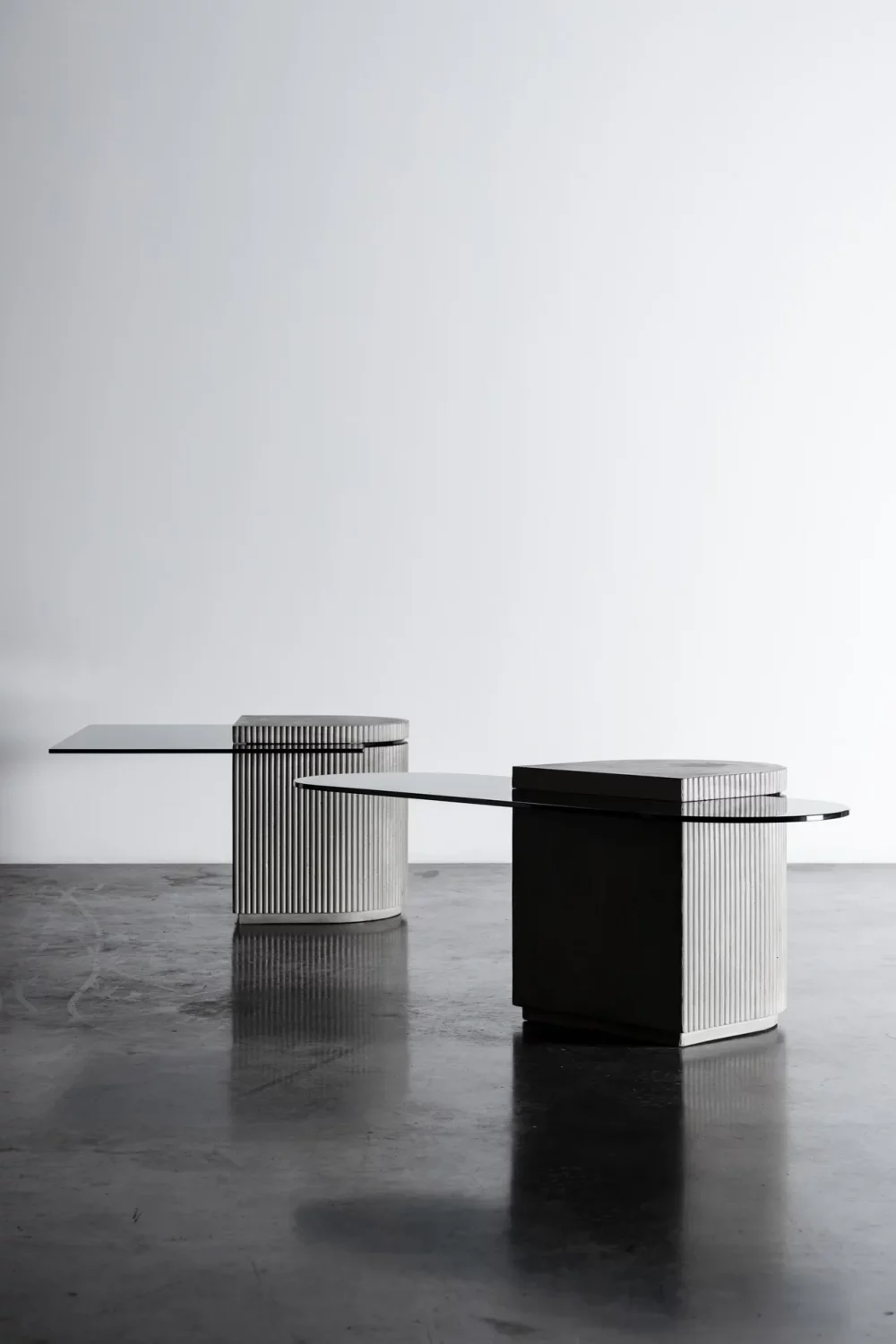 table basse en béton du designer Bertrand Jayr avec plateau en verre réversible
