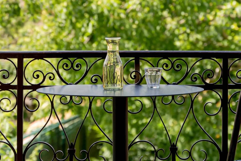 petite table de bistrot idéale pour un balcon d'appartement parisien. Lest en béton et structure métal aluminium outdoor