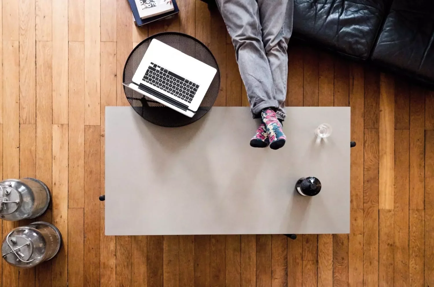 Table basse en béton avec plateau pivotant pour accueillir votre ordinateur portable devant votre canapé