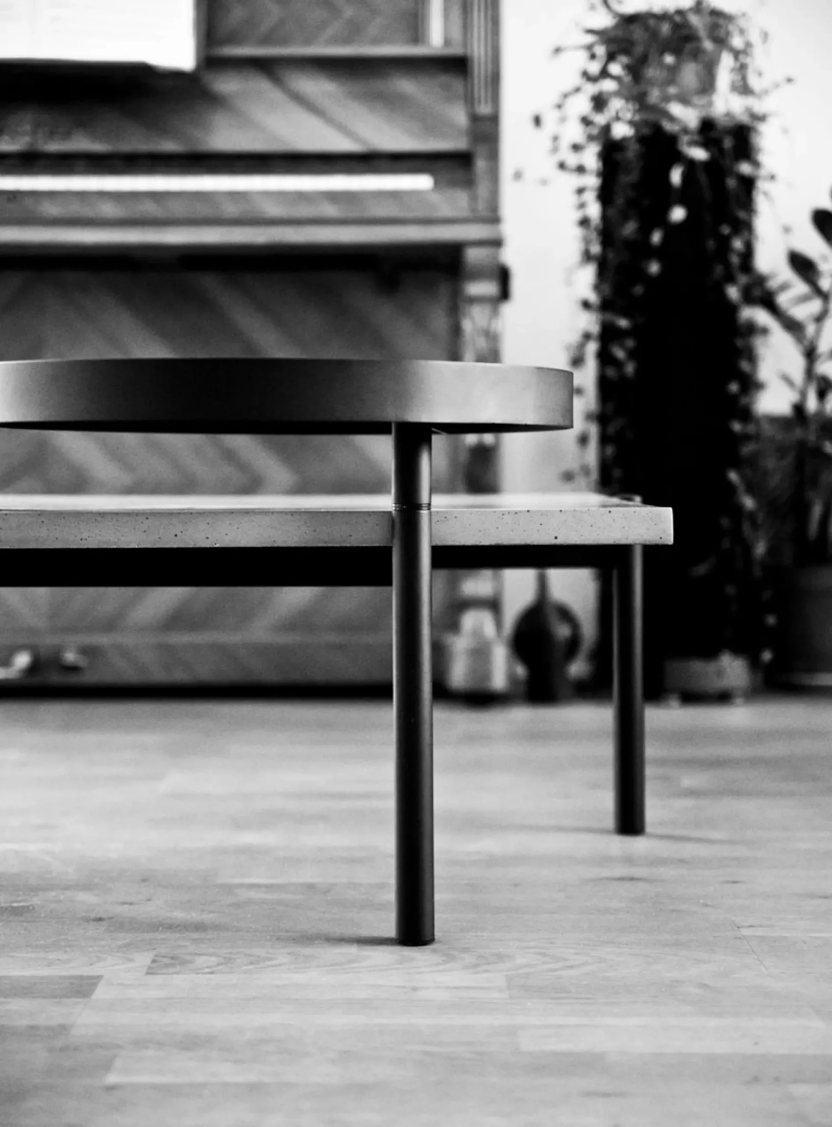 Detail of the metal foot supporting the swivel top of the Twist concrete coffee table by designer Alexandre Dubreuil for Lyon Béton