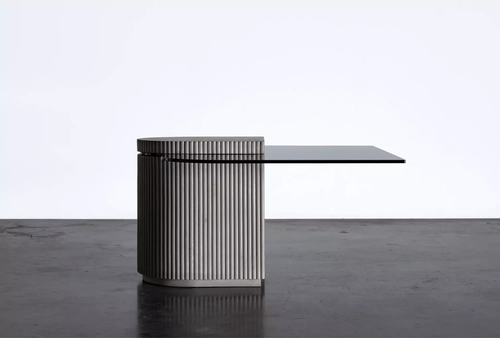 meuble en béton et verre hybride entre une table basse et une table d'appoint