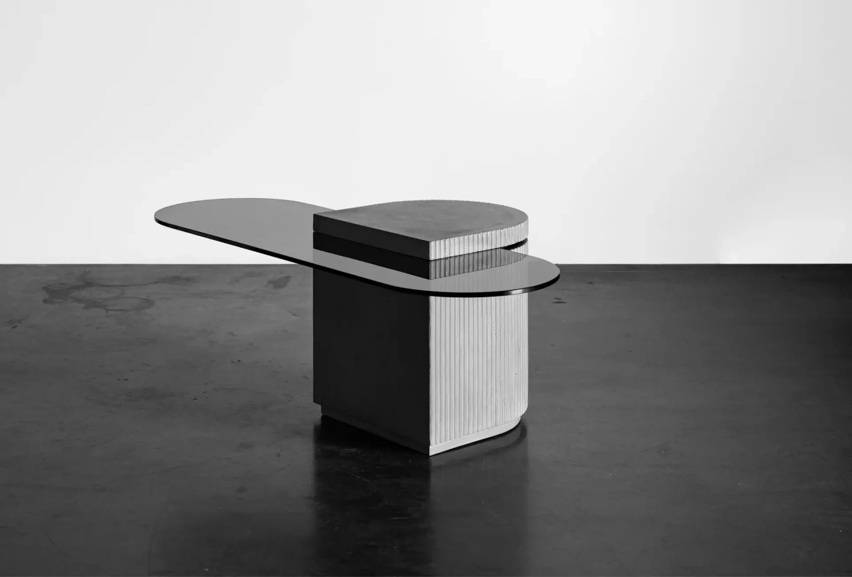 meuble en béton et verre hybride entre une table basse et une table d'appoint