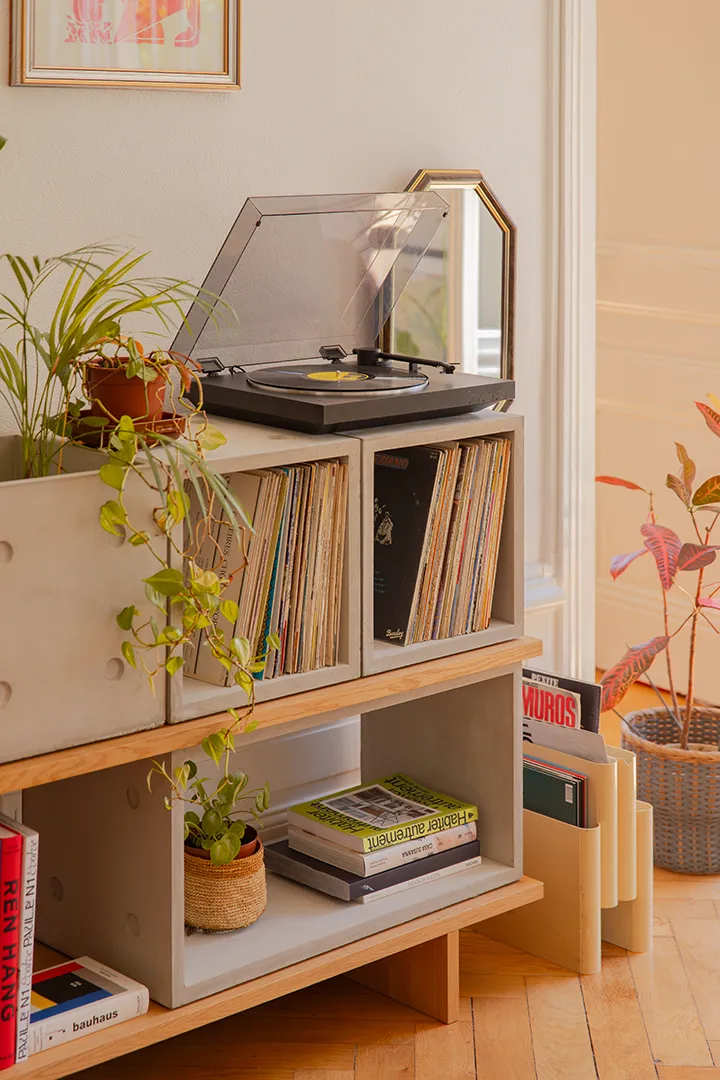 Buffet en béton et chêne plaqué pour stockage de vinyles