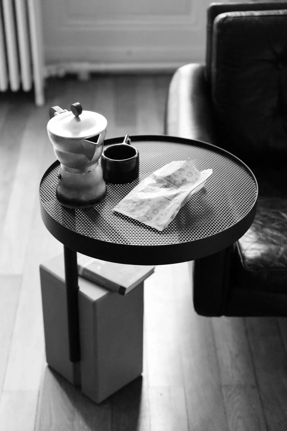 photo en noir et blanc du guéridon Twist sur lequel est déposée une cafetiere vintage