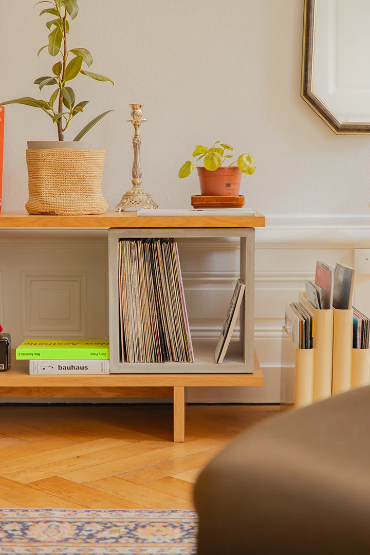 Disque vinyles dans un cube de rangement en béton