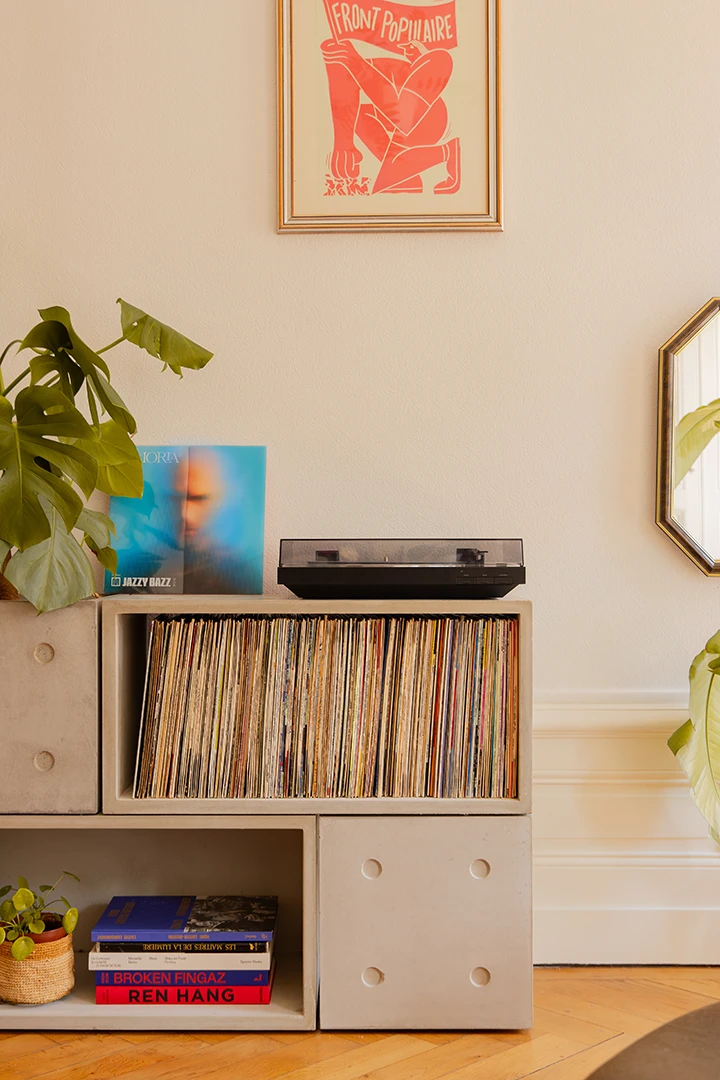 collection de vinyle dans un cube de rangement en béton