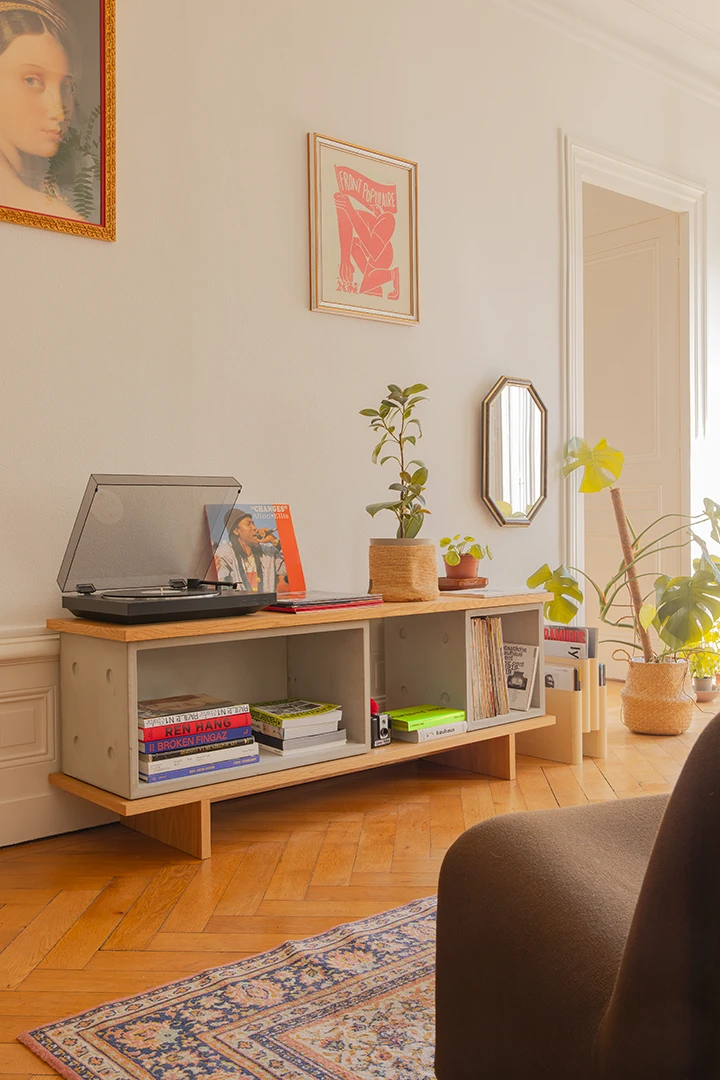 système modulaire en béton et chêne avec une platine vinyle