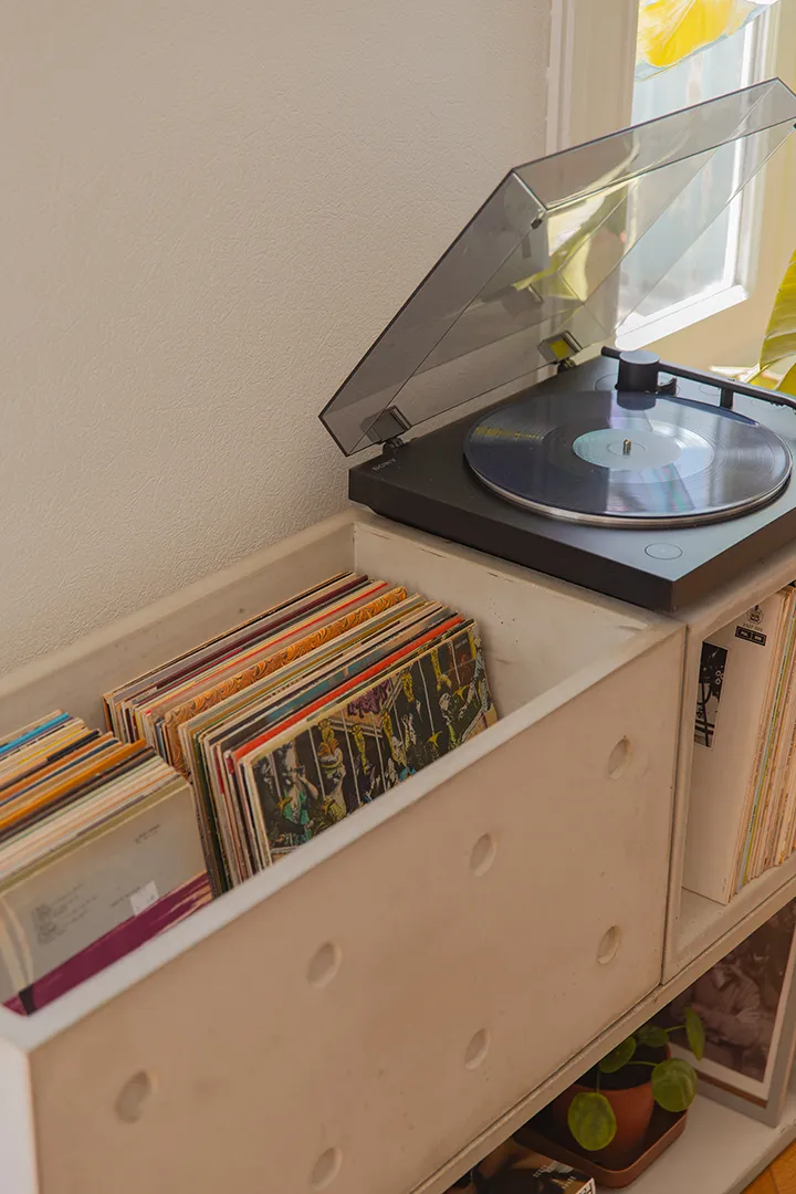 Module de rangement en béton idéale pour installer sa platine vinyle et ranger ses disques vinyles