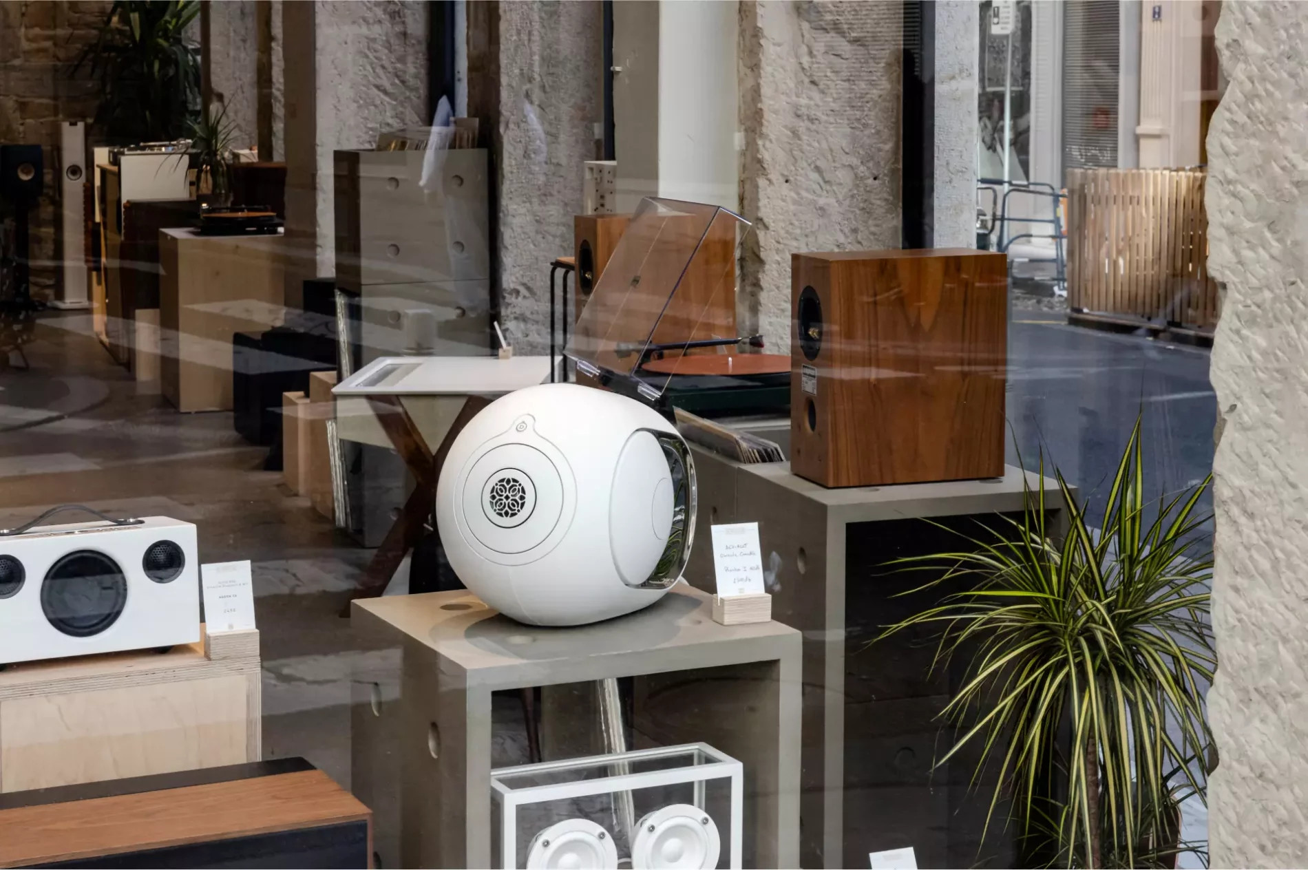 The Devialet Phantom speaker placed on a concrete cube Dice by the designer Alexandre Dubreuil