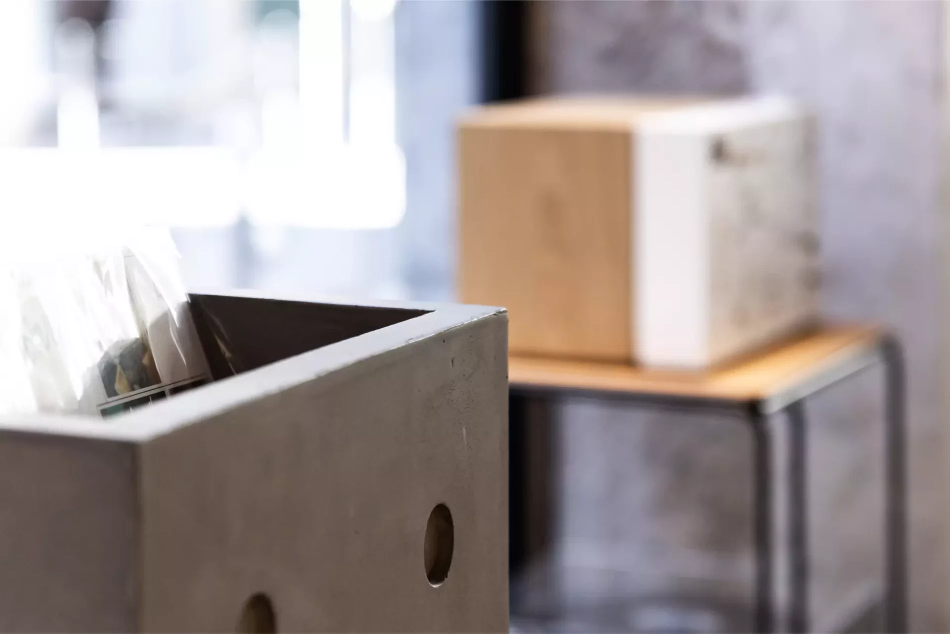 Nos cubes en béton peuvent aussi servir de bac à disques vinyles quand l'ouverture est orientée vers le haut