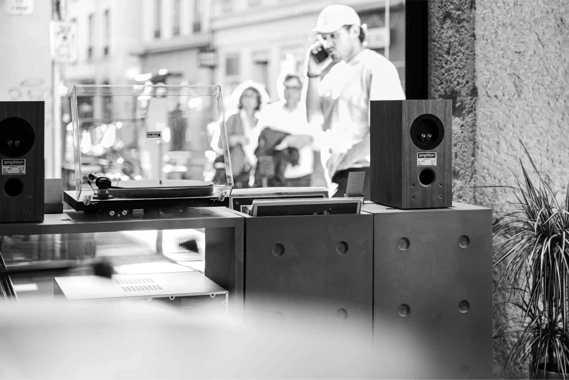 Cubes de rangement pour vinyles dans la vitrine de retrofutur avec une platine hi-fi, des disques et desn enceintes