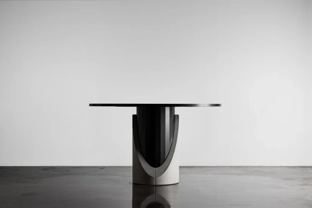 La table de repas Sharp en version ronde : béton, bois et métal par le designer Bertrand Jayr pour Lyon Béton