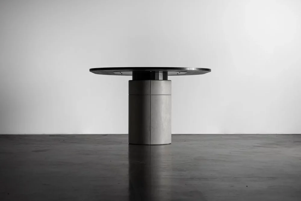 table de repas avec un pied en béton et plateau plaqué chêne noir Sharp en version oblongue