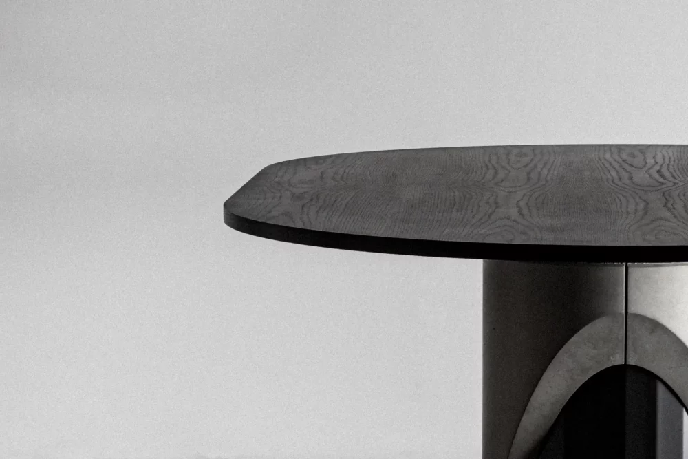détail du plateau en bois plaqué chêne teinté noir mat de la table de repas Sharp du designer Bertrand Jayr