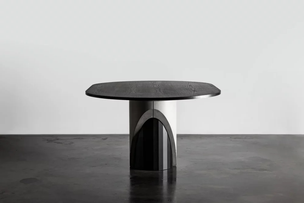 table de repas au design brutaliste mêlant béton, bois noir et métal par Lyon Béton