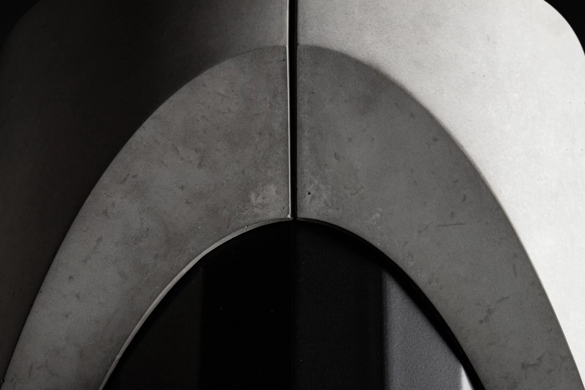 Détail brutaliste du pied en béton de la table de repas Sharp par le designer Bertrand Jayr