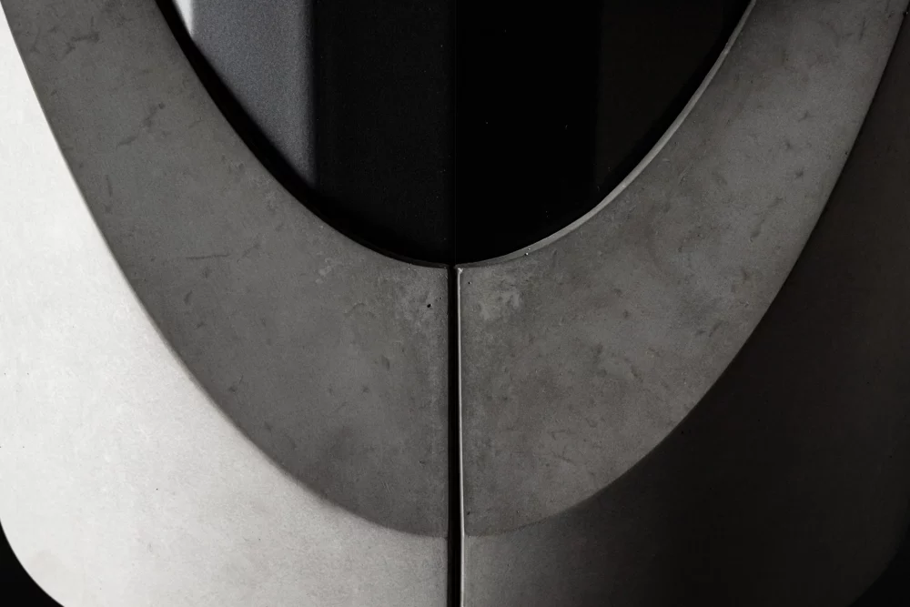 Détail brutaliste du pied en béton de la table de repas Sharp par le designer Bertrand Jayr