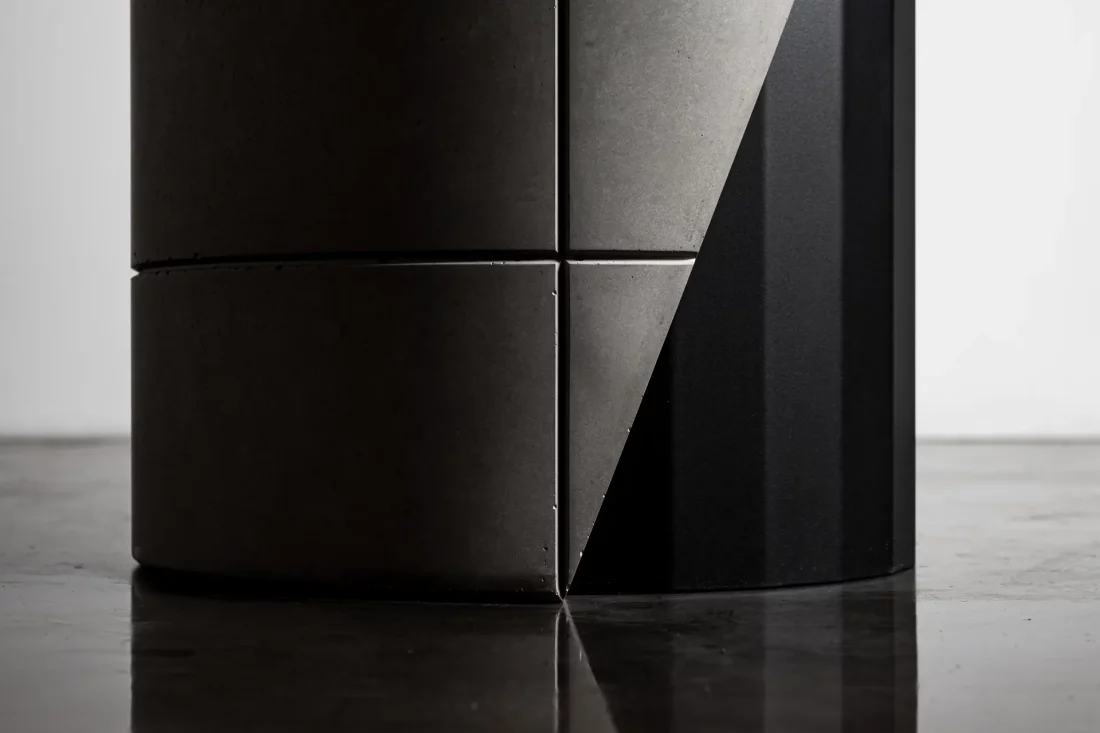 Détail brutaliste de la coque en béton qui recouvre le pied en métal de la table de repas Sharp par le designer Bertrand Jayr